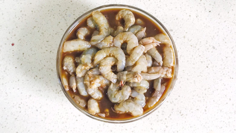 芹菜炒虾仁,腌制半小时,腌制入味