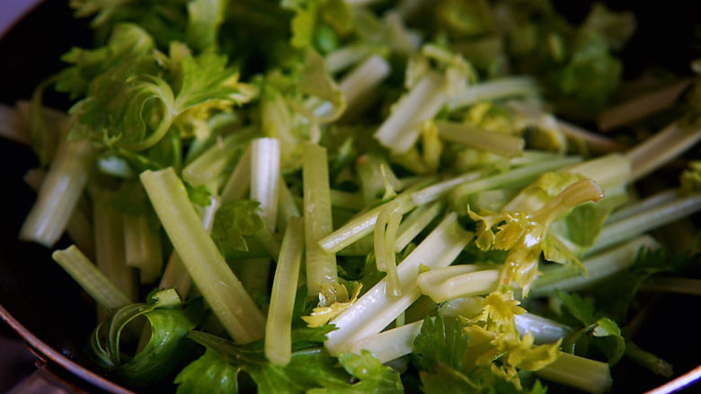 芹菜炒虾仁,芹菜入锅煸炒均匀。