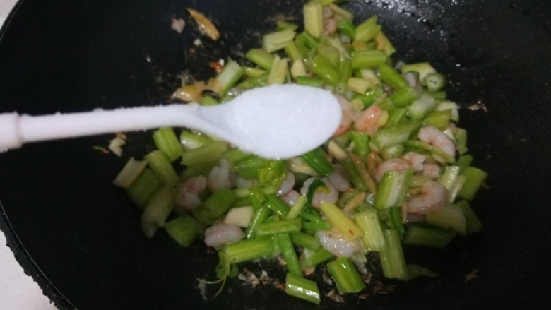芹菜炒虾仁,加入<a style='color:red;display:inline-block;' href='/shicai/ 788'>生抽</a>,盐。