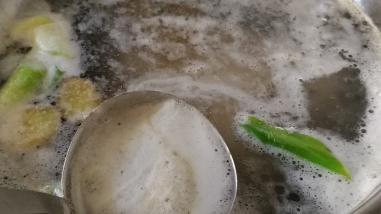 水晶肘子,大火煮8分钟,撇去浮沫。