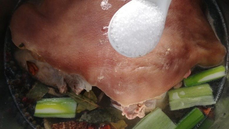 水晶肘子,皮朝上方入锅内,加干料适量开水,加盐增味。