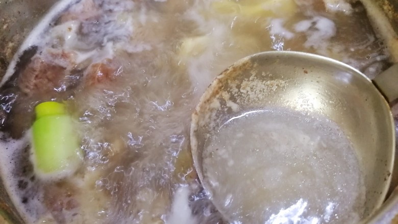 萝卜牛腩煲,大火煮开,撇去浮沫。