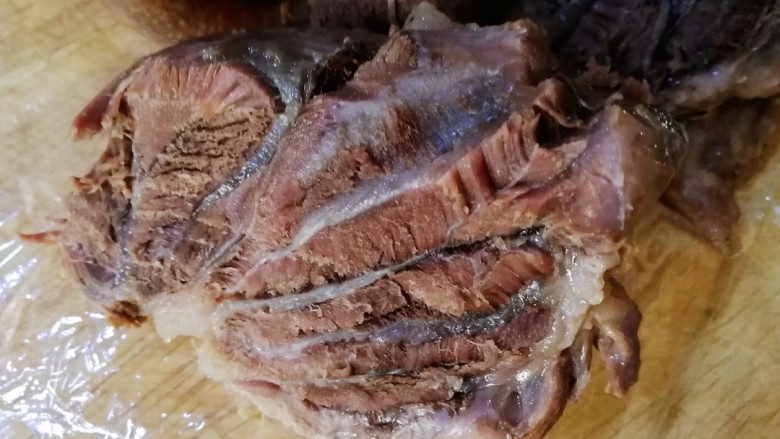 水晶肘子,压好的肘子切块。