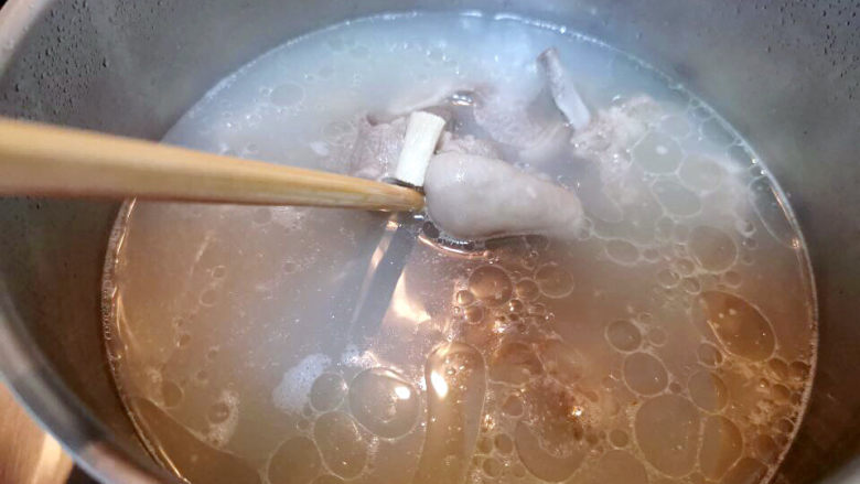清炖羊肉,煮一个小时左右,羊肉软烂适口
