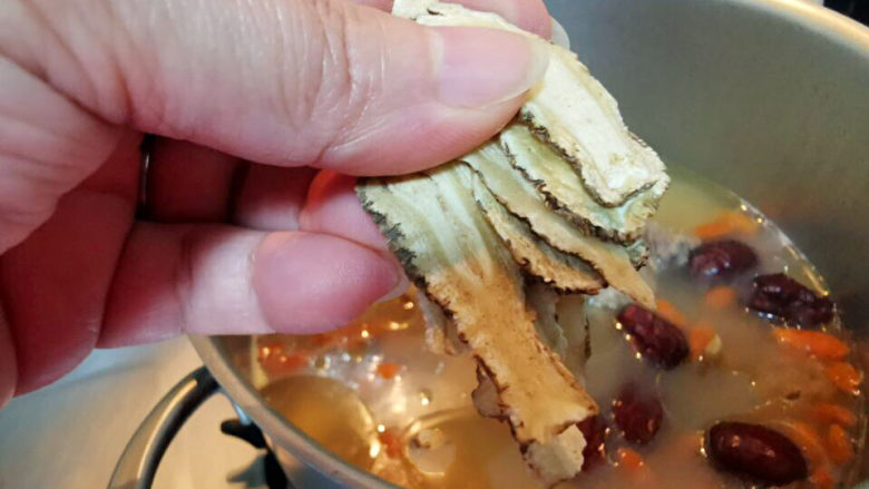 清炖羊肉,开火,煮开,加入当归,煮2分钟即可成清炖羊肉汤