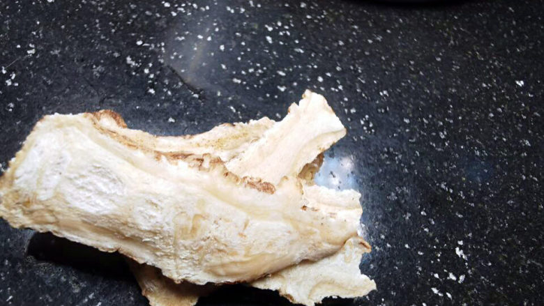 清炖羊肉,当归带苦味,另外放