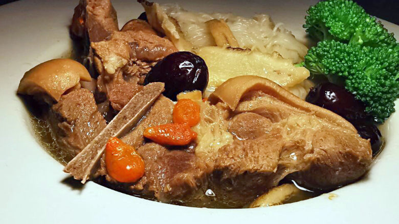 清炖羊肉,将线面泡入羊肉汤,一点都不油腻,还管饱