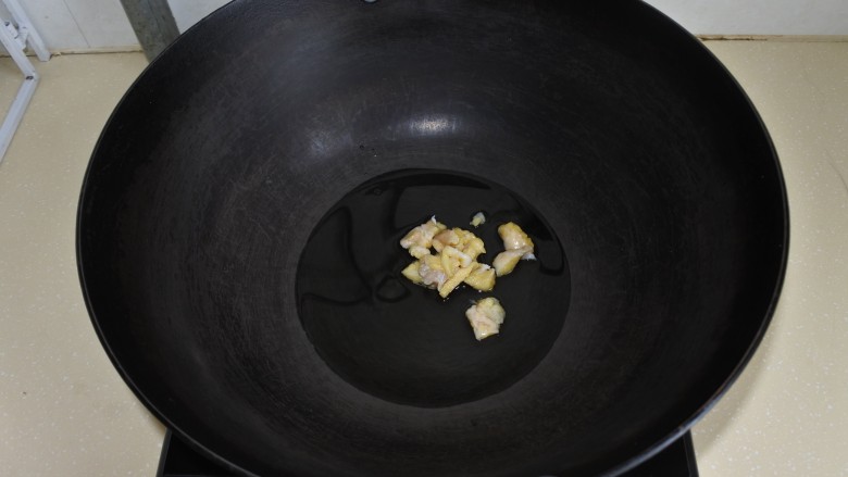 油焖冬笋,2.鸡油和色拉油一起炒化,把油渣捞出去