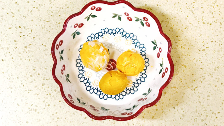 金汤娃娃菜,咸鸭蛋去皮,扔掉蛋白,留下蛋黄