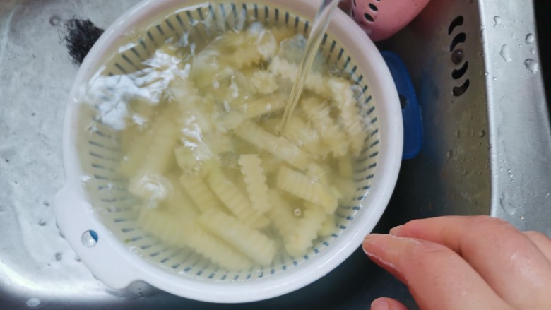 孜然土豆条,洗去土豆上面的淀粉,控干水分