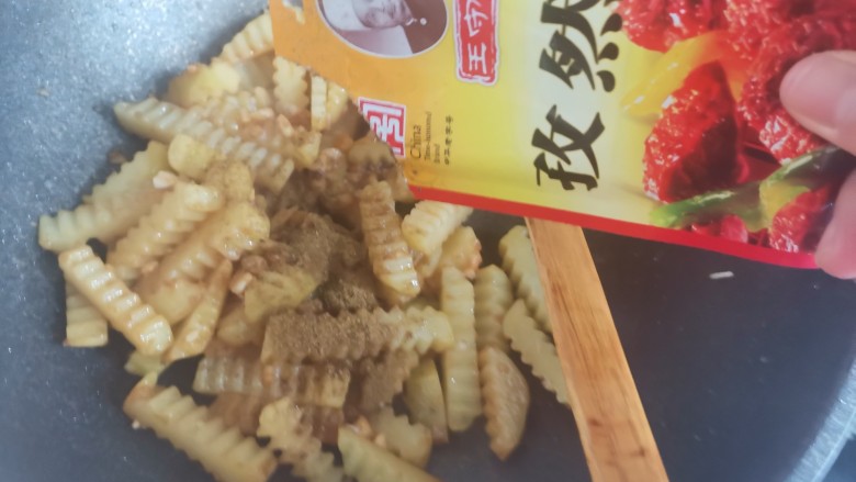 孜然土豆条,加入适量的<a style='color:red;display:inline-block;' href='/shicai/ 146542'>孜然粉</a>,翻炒均匀