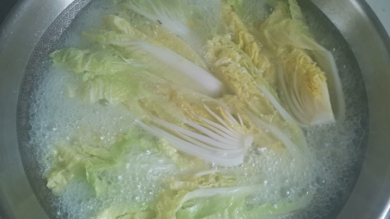 金汤娃娃菜,锅中烧水加入适量的油和盐水,水开下入娃娃菜焯水至断生