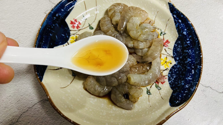 芹菜炒虾仁,一勺<a style='color:red;display:inline-block;' href='/shicai/ 718'>料酒</a>,少许食用油