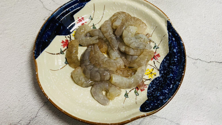 芹菜炒虾仁,去壳去虾线,加入适量的白胡椒粉、生粉、姜末