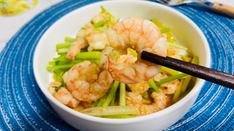 芹菜炒虾仁,口感清爽、味道鲜美!