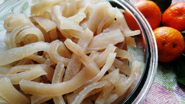 水晶肘子,准备好透明的<a style='color:red;display:inline-block;' href='/shicai/ 415'>猪皮</a>。(具体方法参考以前的水晶皮冻做饭)