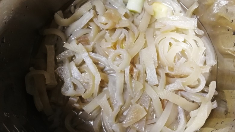 水晶肘子,加姜片,葱段,料酒,清水(猪皮和水的比例1:1.5)