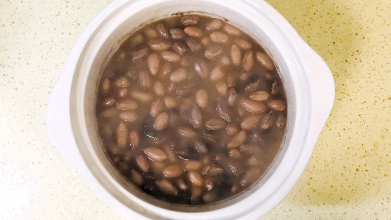 凉拌芹菜花生米,利用电炖锅,打开慢炖档位,大约煮三个小时,就可以煮的软糯细腻