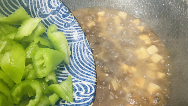 杏鲍菇牛肉粒,倒入青椒翻炒断生即可