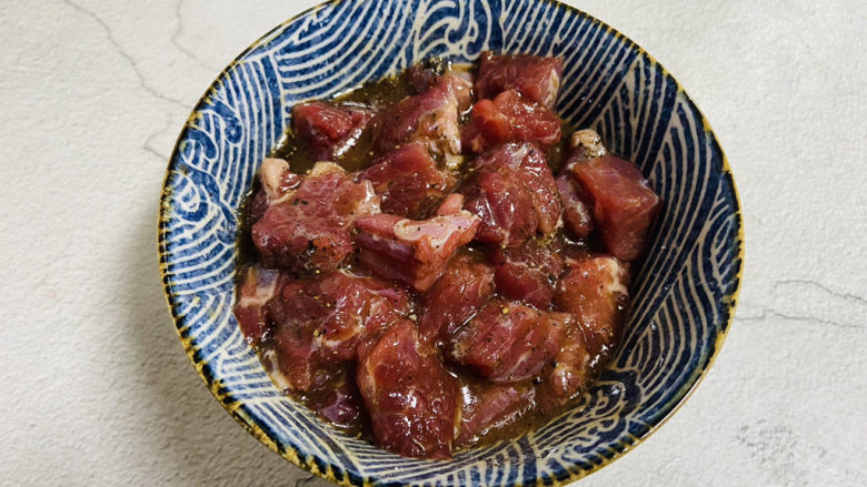 杏鲍菇牛肉粒,牛肉放入碗中加入一勺<a style='color:red;display:inline-block;' href='/shicai/ 788'>生抽</a>、<a style='color:red;display:inline-block;' href='/shicai/ 721'>蚝油</a>、<a style='color:red;display:inline-block;' href='/shicai/ 718'>料酒</a>，适量的黑胡椒粉、生粉、食用油搅拌均匀腌制二十分钟