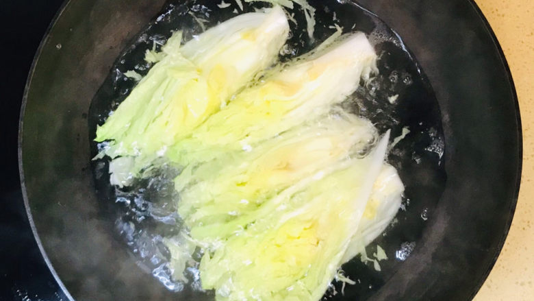 金汤娃娃菜,娃娃菜加入锅里,加水煮沸