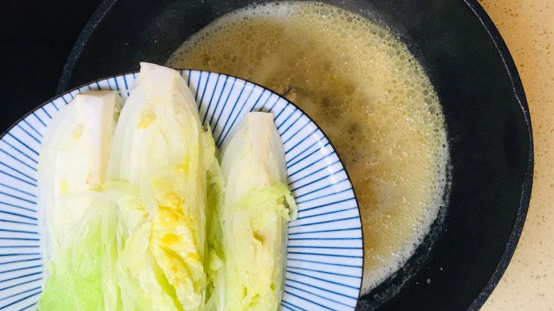 金汤娃娃菜,继续煮沸后,加入娃娃菜