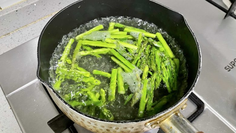 黑椒芦笋炒蘑菇,素菜也能好吃到飞起,芦笋下沸水焯1分钟,然后捞起过凉水,再沥干水分,这样芦笋会更爽脆碧绿。