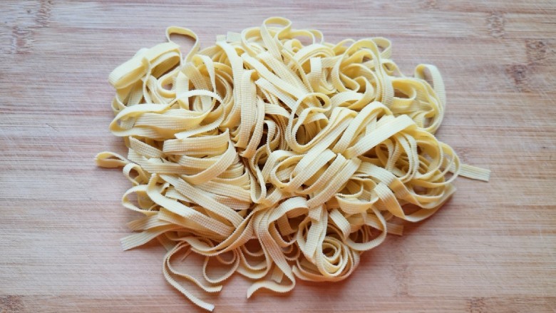 鸡汤米线,<a style='color:red;display:inline-block;' href='/shicai/ 4199'>豆腐皮</a>洗干净切成细丝。