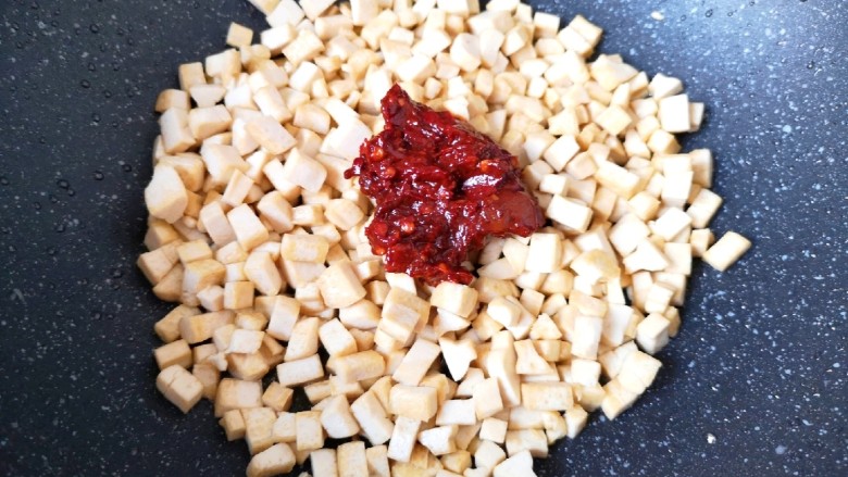 鸡汤米线,加入<a style='color:red;display:inline-block;' href='/shicai/ 705'>豆瓣酱</a>。