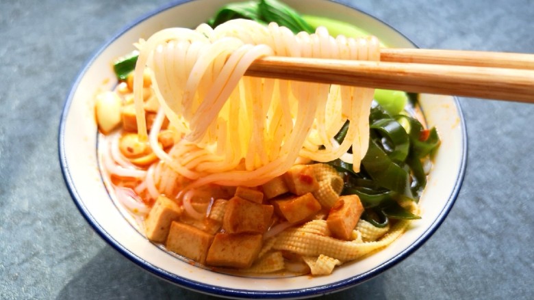 鸡汤米线,米线劲道,鸡汤味正。