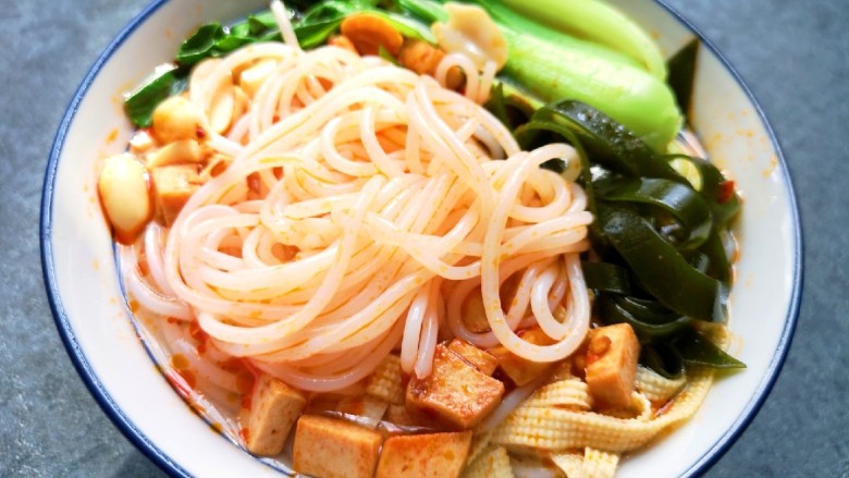 鸡汤米线,喜欢吃辣的可以放一些<a style='color:red;display:inline-block;' href='/shicai/ 852'>辣椒油</a>更好吃。