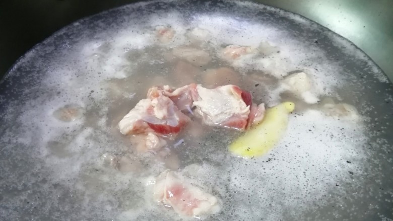 清炖羊肉,加入羊肉,焯水5分钟左右