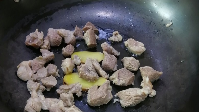 清炖羊肉,加入羊肉,爆香