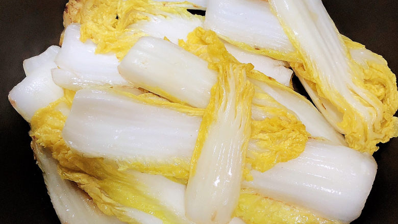 金汤娃娃菜,将娃娃菜炒至八分熟,捞出待用。