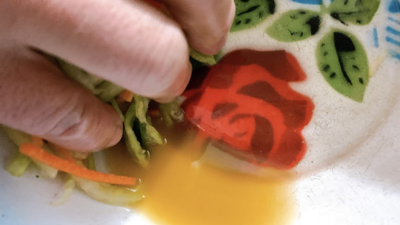凉拌猪舌,加盐不仅可以提前入味,还可以让青瓜、胡萝卜丝脱水。