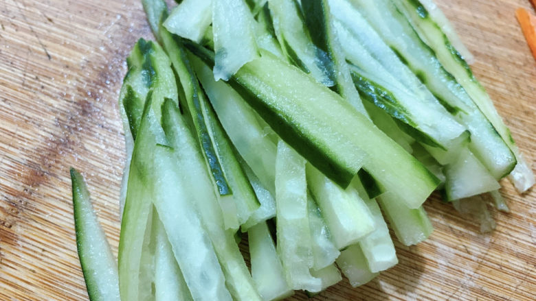 凉拌猪舌,青瓜同样洗净,去皮切丝