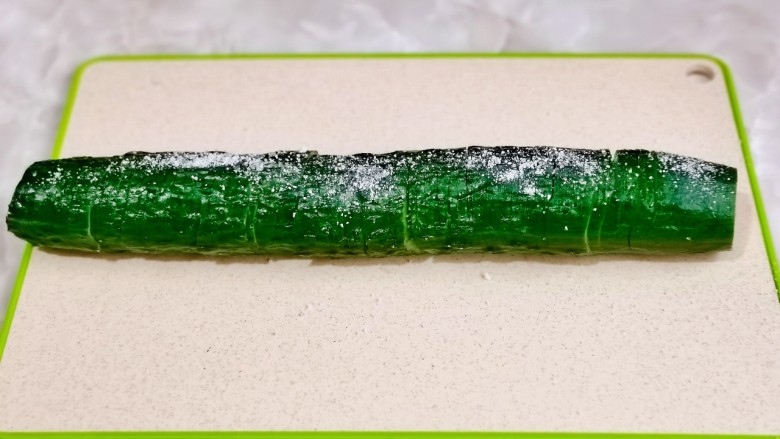 簑衣黄瓜,撒上食用盐,搓均匀,腌制10分钟。