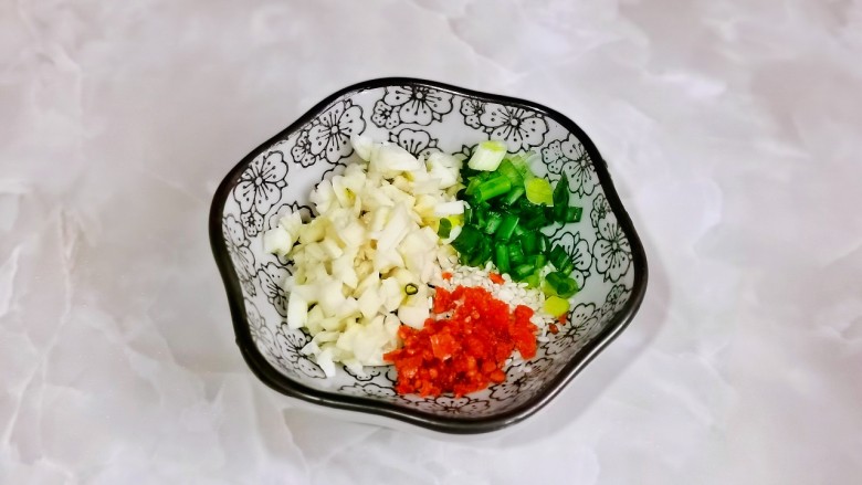 簑衣黄瓜,芝麻,葱花,蒜末,<a style='color:red;display:inline-block;' href='/shicai/ 87785'>辣椒碎</a>放入吃碟中。