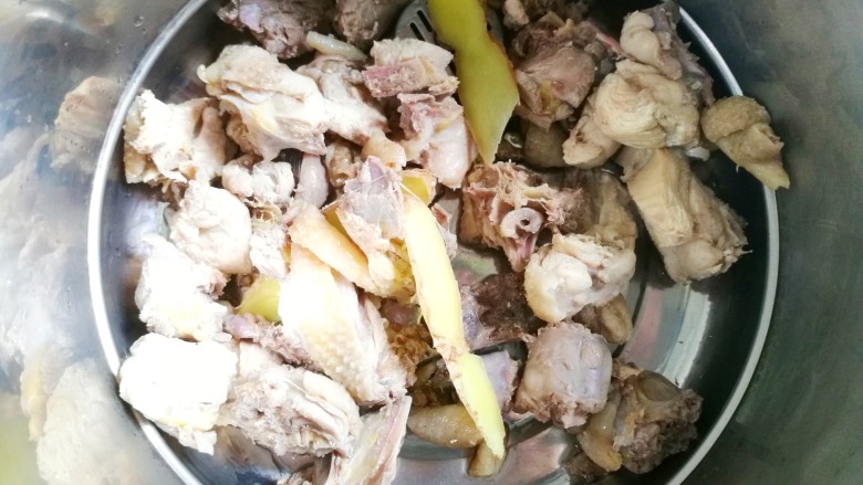 虫草花鸡汤,连姜一起放入炖锅中,