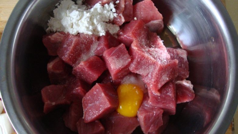 杏鲍菇牛肉粒,.牛肉加<a style='color:red;display:inline-block;' href='/shicai/ 9'>鸡蛋</a>一个、盐、味精、淀粉、花雕酒抓匀