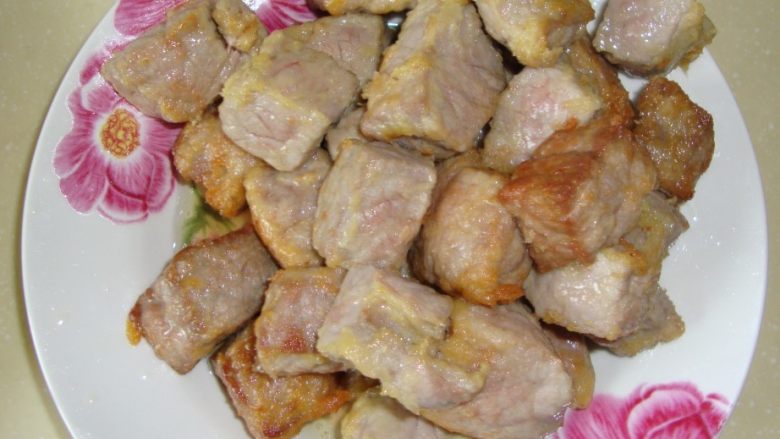 杏鲍菇牛肉粒,过油。油温5成热下入牛肉炸变色捞出;等油温升至8成热下入杏鲍菇炸黄捞出