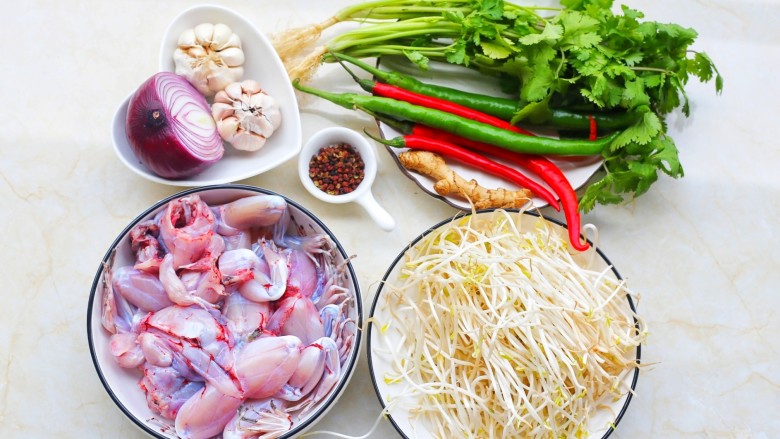 香辣牛蛙,准备好所有食材。