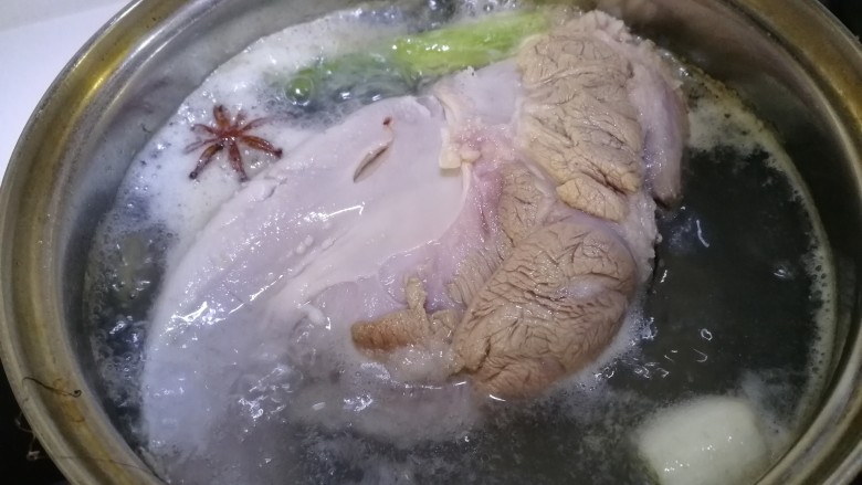 凉拌猪舌,水开文火煮30分钟,中途翻面,煮熟捞出。
