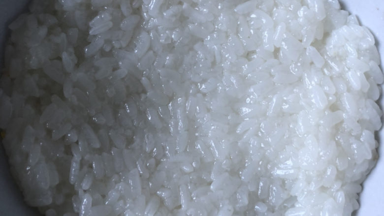 豆沙猪油八宝饭,轻轻覆盖在干果上,再放上一层<a style='color:red;display:inline-block;' href='/shicai/ 4729'>豆沙馅</a>。