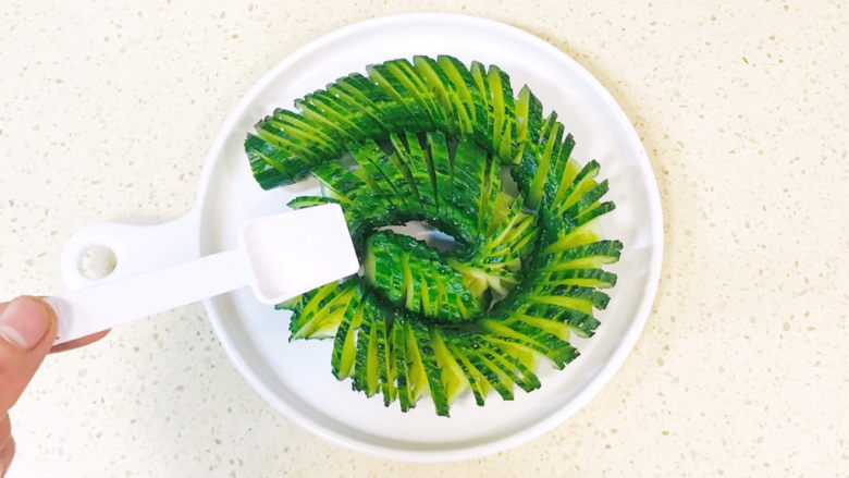 簑衣黄瓜,撒上盐,腌制入味