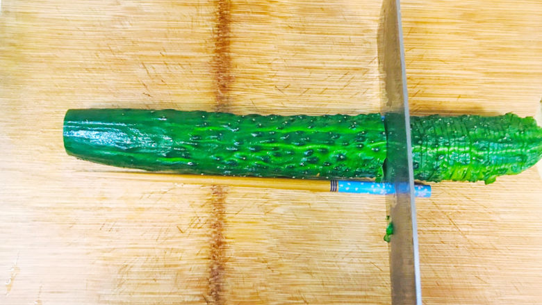 簑衣黄瓜,切好正面,翻过来,刀不需要倾斜,直刀切至三分之二处,同样不要切断