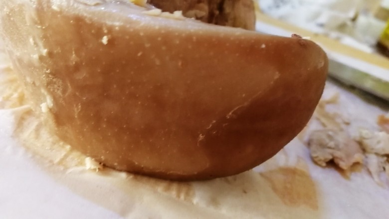 凉拌猪舌,放凉后用刀刮去舌表面白色膜,冲洗干净。
