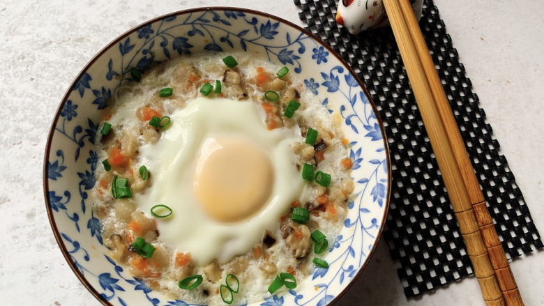 香菇蒸肉饼,花环蒸肉末,有香菇胡萝卜丁的蒸肉饼就做好啦~