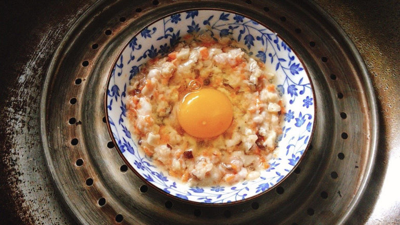 香菇蒸肉饼,而后蒸锅上汽,将瓷碗入锅中,中火蒸15分钟左右。