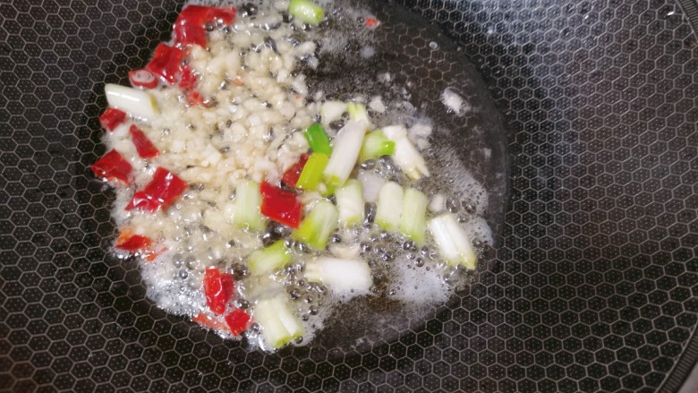 簑衣黄瓜,锅里烧油,先把姜蒜辣椒放入煸炒